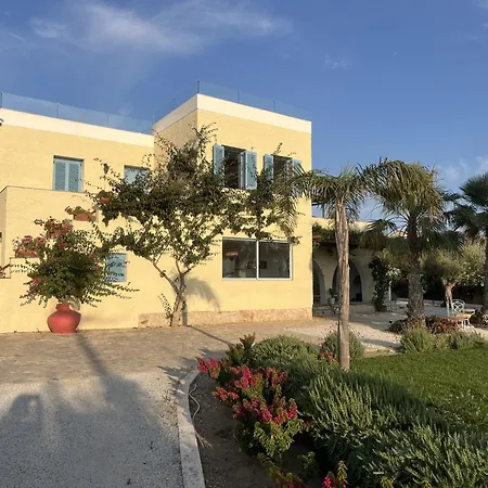 Villa Loretta With Pool, Jacuzzi And Garden *