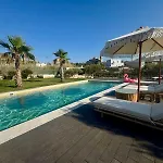 Loretta With Pool, Jacuzzi And Garden Вилла *